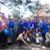 Caleg muda, Deni berfoto bersama dengan pendukungnya seusai kampanye.